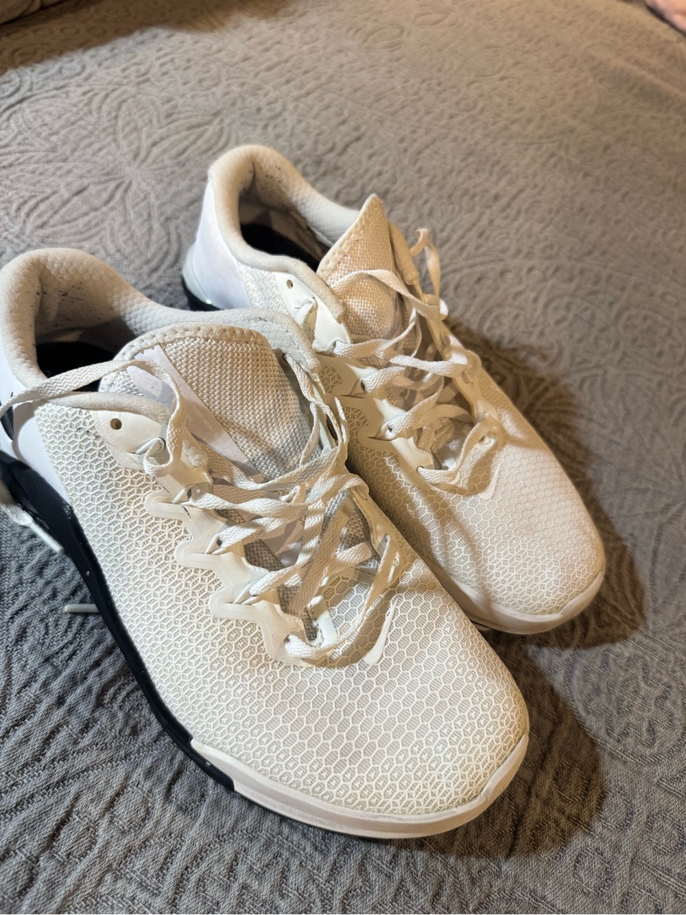 Men's White & Blacke Nike Mesh Athletic Sneakers